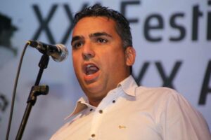 Concierto de timple, guitarra y voz formado por el timplista José Vicente Pérez, el guitarrista Manuel Adrián Niz y el solista Ciro Corujo.