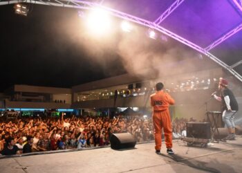 La séptima edición del Festival Arrecife en Vivo dio el pistoletazo de salida con un viernes a toda música con las actuaciones destacadas de Instituto Mexicano del Sonido y Capsula.